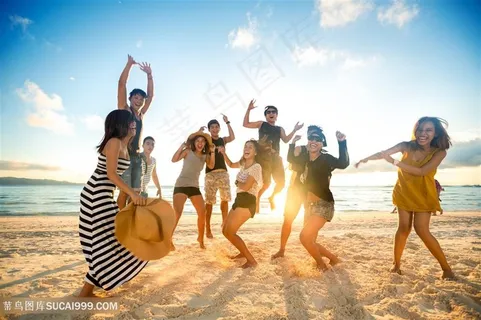 沙滩上开心的年轻人高清图片