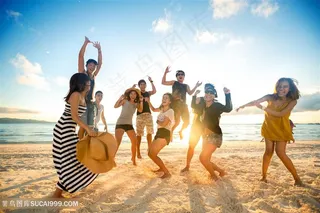 沙滩上开心的年轻人高清图片