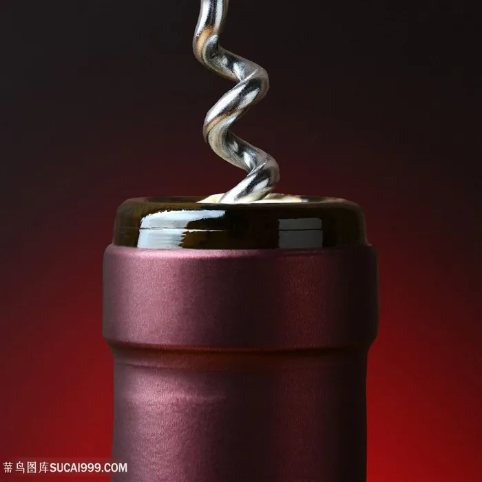 正在开红酒瓶的启瓶器特写高清图