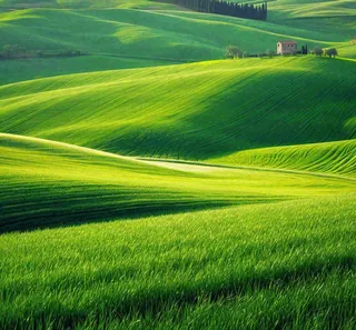 春天连绵山脉绿色草地郊游，清新惊蛰春分摄影图