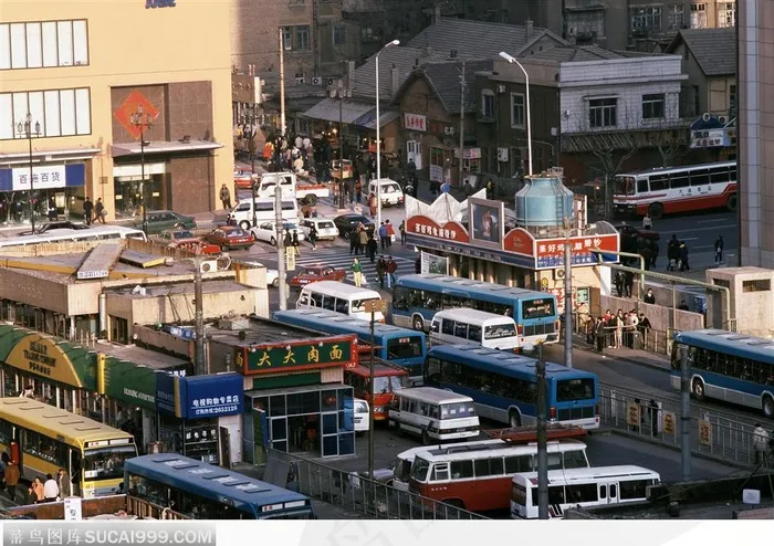 市井生活-众多公交车