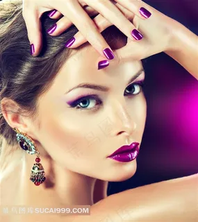 紫色眼妆唇妆美甲美女特写摄影高清图片