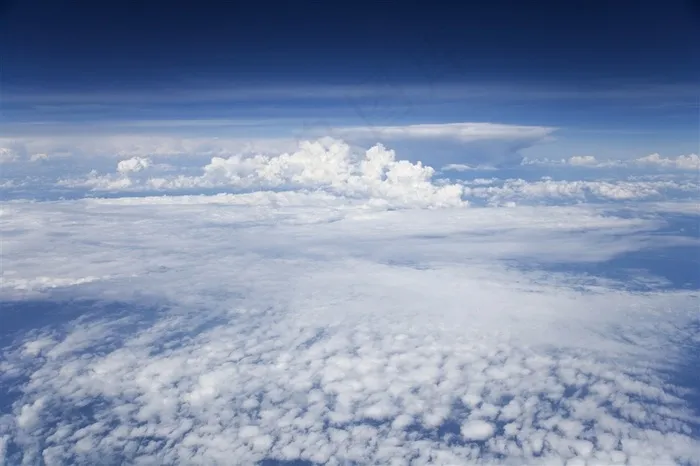 高空中唯美的云层效果摄影