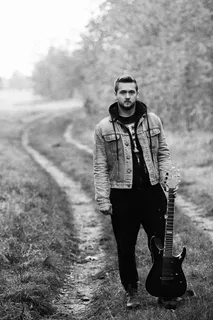 黑白吉他帅哥图片