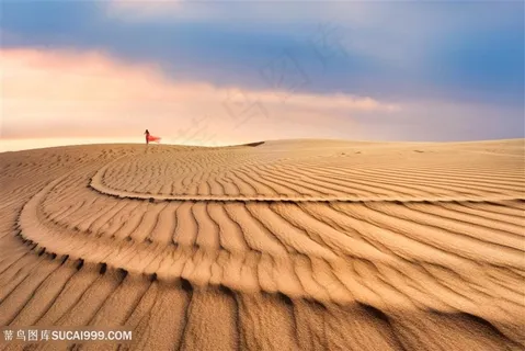 走在沙漠里的红衣美女风景图片 走在沙漠里的红衣美女风景图片