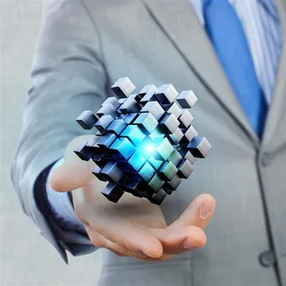 灰色西装男子的单手中的蓝色魔方高清摄影图片