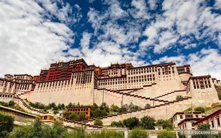 蓝天白云下的布达拉宫