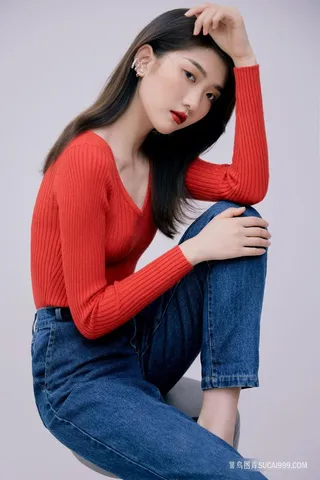 国内成熟气质美女红色毛衣写真图片