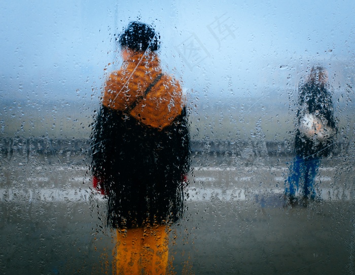 下雨天带字图片