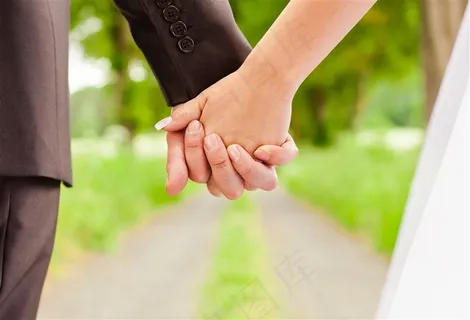 新婚牵手情侣