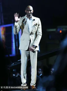 站着挥手的科比