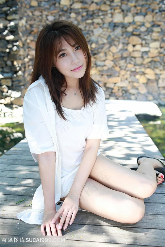 坐在地板上的清纯美女写真