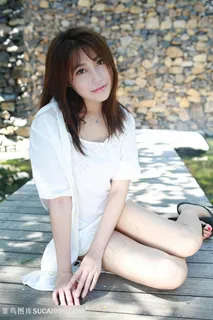 坐在地板上的清纯美女写真 坐在地板上的清纯美女写真
