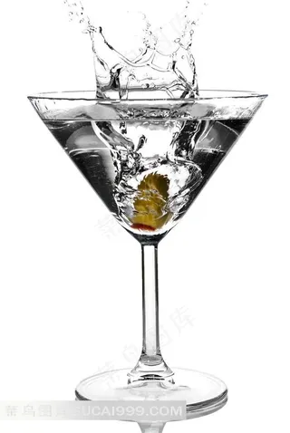 高脚杯盛装白酒图片
