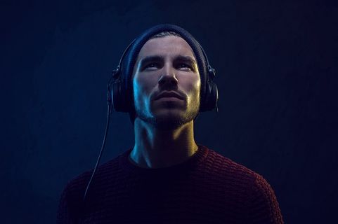 戴着耳机仰望的男性高清图片男人图片