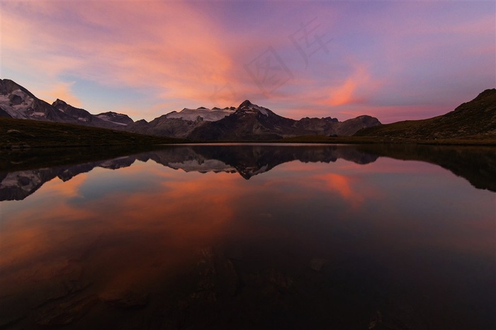 夕阳下的山水美景