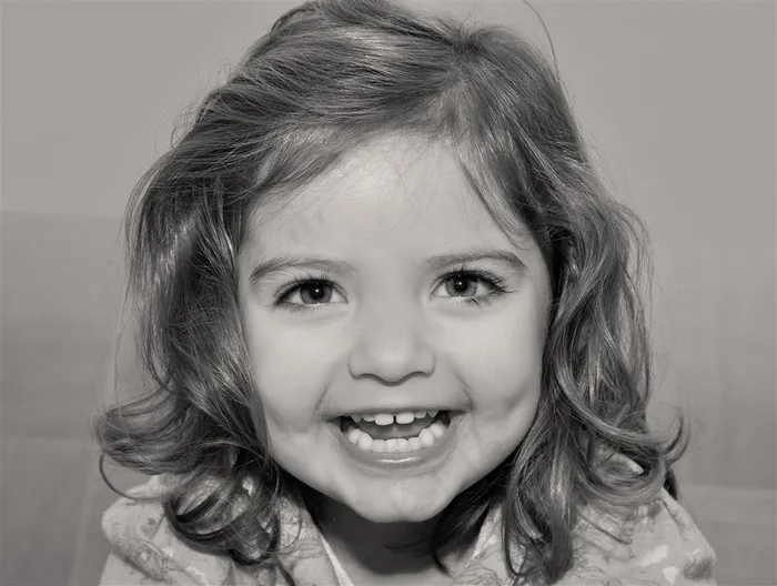 面带微笑的小女孩黑白摄影