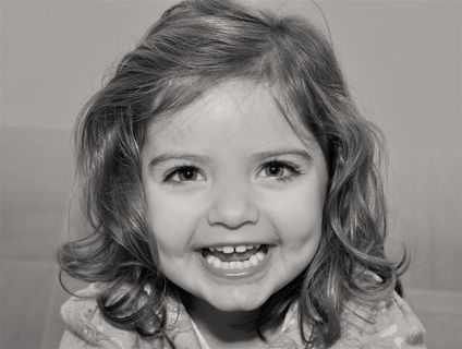 面带微笑的小女孩黑白摄影