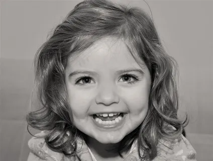 面带微笑的小女孩黑白摄影