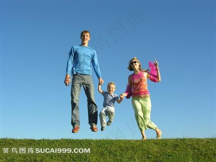 跳跃动作 一家人手牵手跳跃动作特写