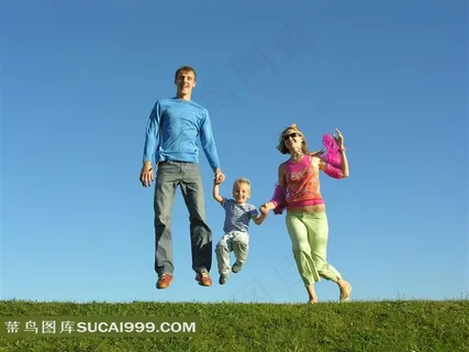 跳跃动作 一家人手牵手跳跃动作特写