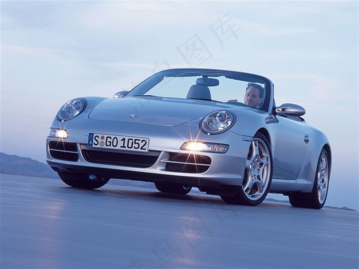 驾驶保时捷911Carrera997敞篷跑车
