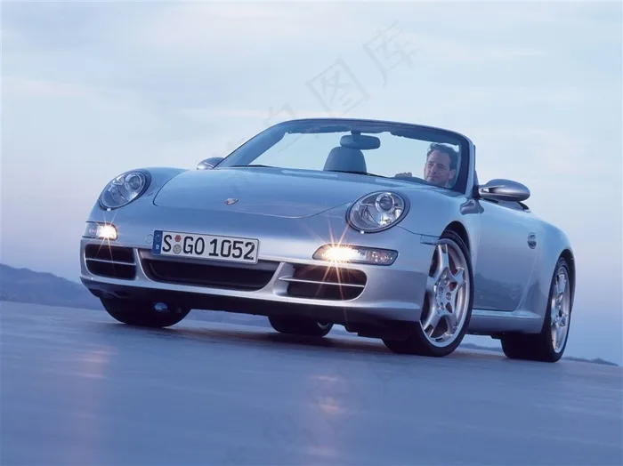 驾驶保时捷911Carrera997敞篷跑车