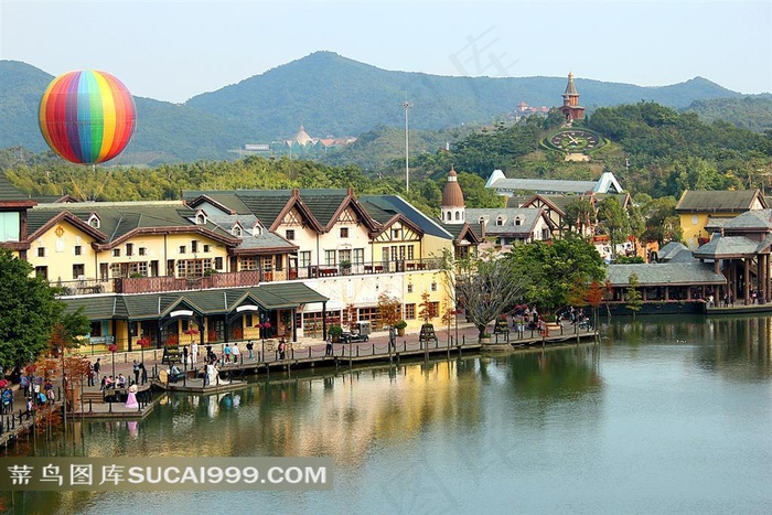 山脚下小湖边别墅高清图片