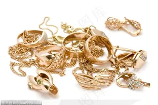 一堆戒指和耳坠