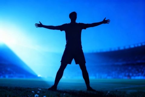 足球运动员逆光图片