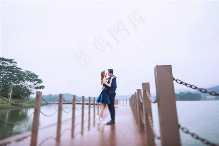 湖泊过道上亲吻的情侣