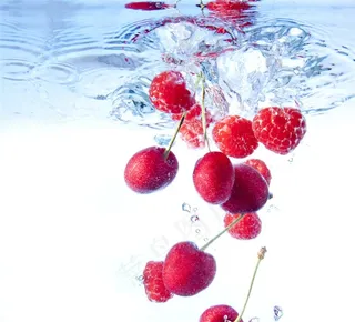 水中抓拍的水果