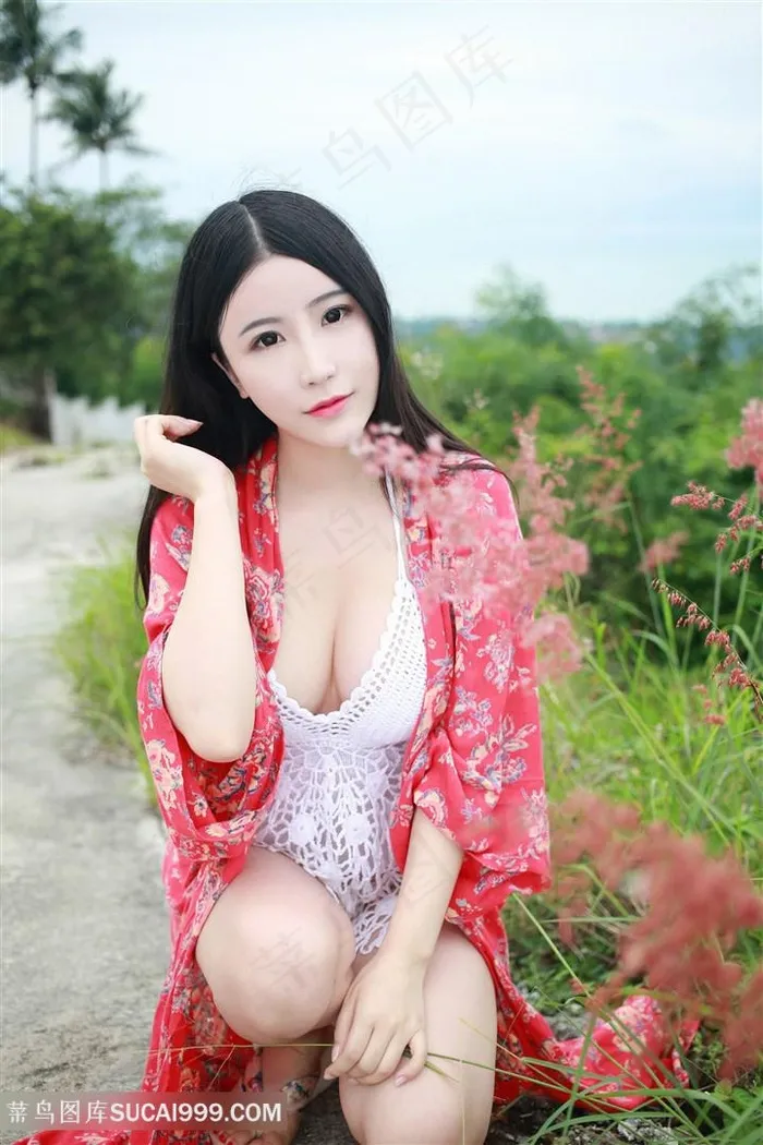 蹲在草地里的高清大胸美女图片