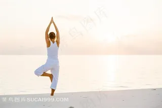 在沙滩练习瑜伽的美女背影摄影高清图片