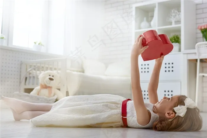 躺着的国外女孩