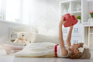 躺着的国外女孩