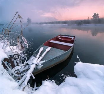 被积雪覆盖的河边小船高清摄影图