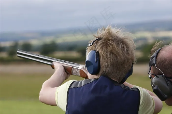 持枪打靶射击