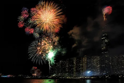 灿烂烟花绽放图片 灿烂烟花绽放图片