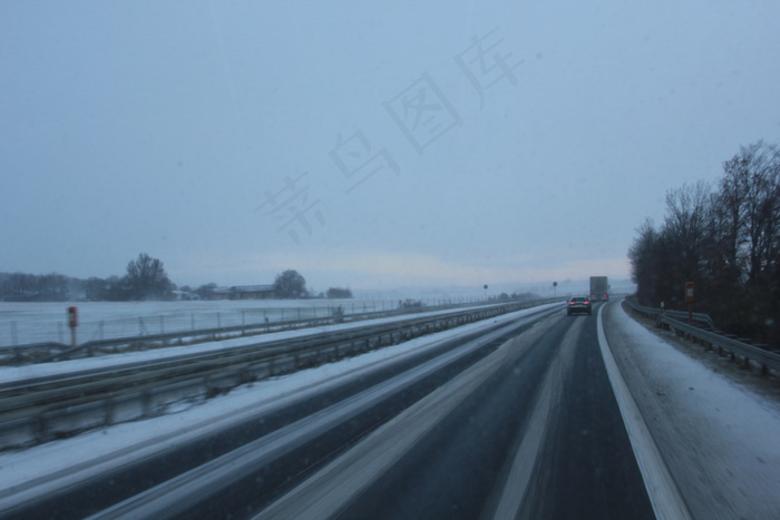 冬天的高速公路图片