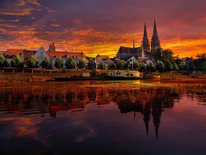 黄昏湖畔建筑美景风景画