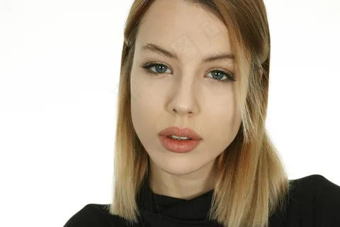 齐肩直发美女头像图片