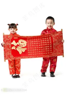 小女孩男孩过新年拿百字福高清素材