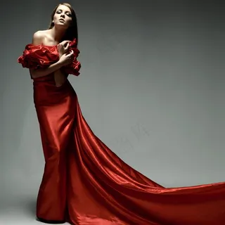 身穿抹胸拖尾裙的美女摄影高清图片 身穿抹胸拖尾裙的美女摄影高清图片
