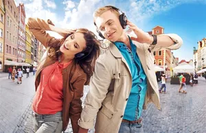 开心的旅游度假情侣图片