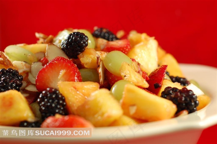 菠萝草莓葡萄桑葚果沙拉