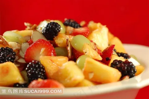菠萝草莓葡萄桑葚果沙拉