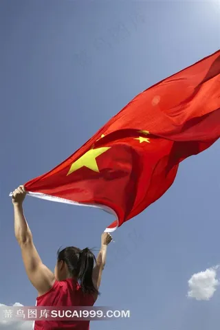 运动员举起国旗红旗飘飘