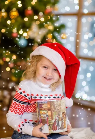 拿着礼盒的微笑女孩