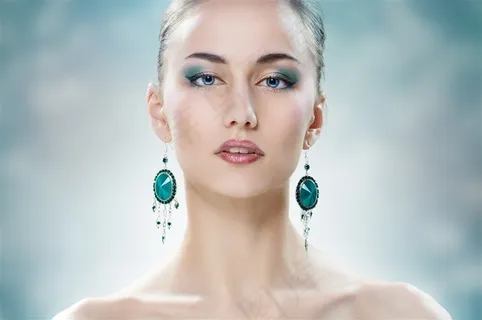 戴着吊坠耳环的气质美女高清图